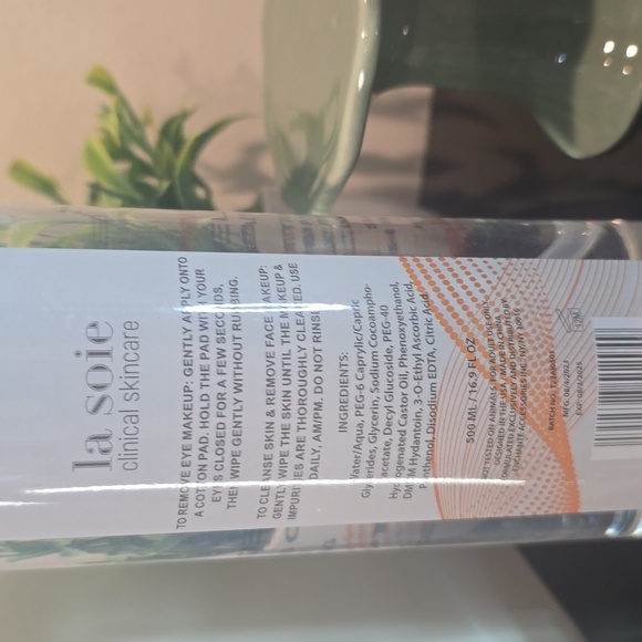 La Soie Vitamin C Micellar Cleansing Water - Picture 3 of 3